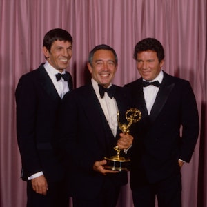 1982 posierte Marvin J. Chomsky (Mitte) mit dem Emmy und den zwei „Star Trek“-Stars Leonard Nimoy (links) und William Shatner.