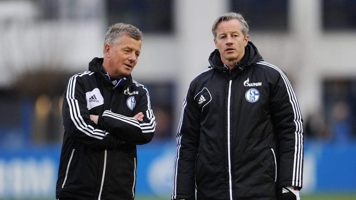 Jens Keller und Peter Hermann beobachten das Training des FC Schalke 04