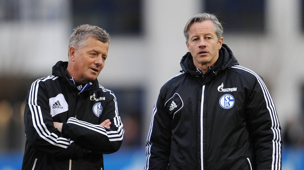 Jens Keller und Peter Hermann beobachten das Training des FC Schalke 04