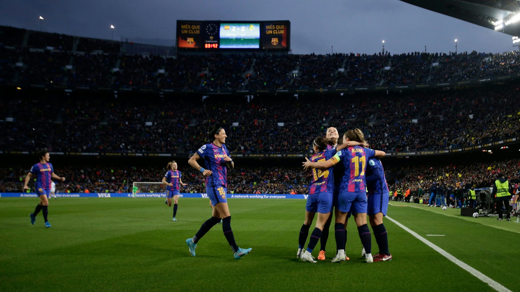 Die Spielerinnen des FC Barcelona bejubeln vor Rekord-Kulisse ein Tor im Viertelfinale der Champions League gegen Real Madrid.