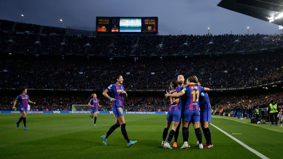 Die Spielerinnen des FC Barcelona bejubeln vor Rekord-Kulisse ein Tor im Viertelfinale der Champions League gegen Real Madrid.