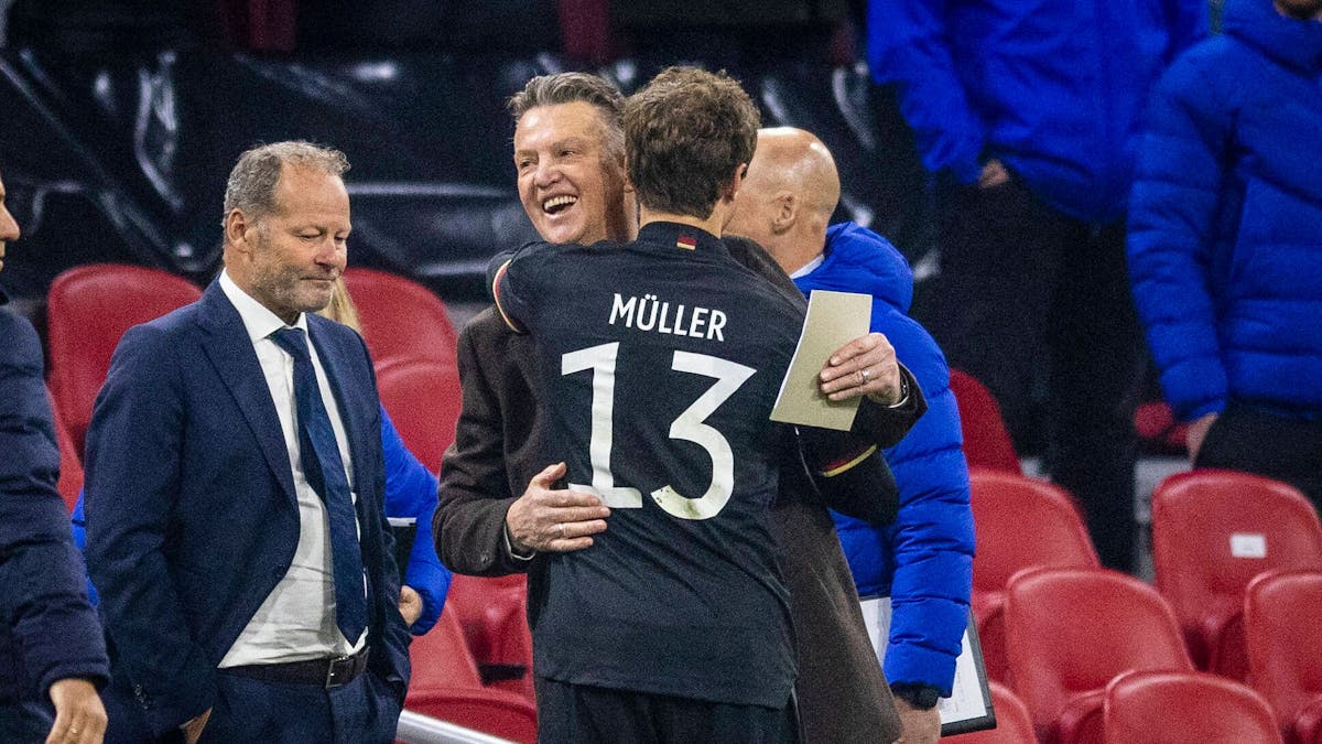 Trainer Louis van Gaal umarmt Thomas Müller.