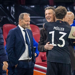 Trainer Louis van Gaal umarmt Thomas Müller.