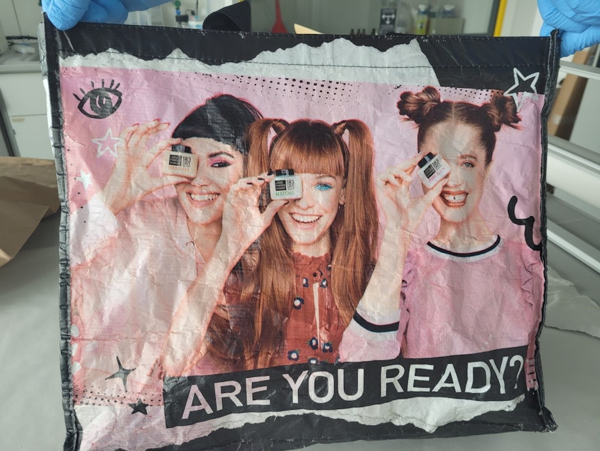 Auf einer Tasche sind drei Frauen abgebildet und der Schriftzug „Are You Ready?“