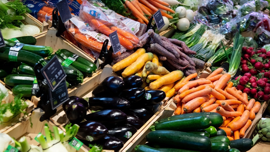 Gemüse liegt in einem Supermarkt.