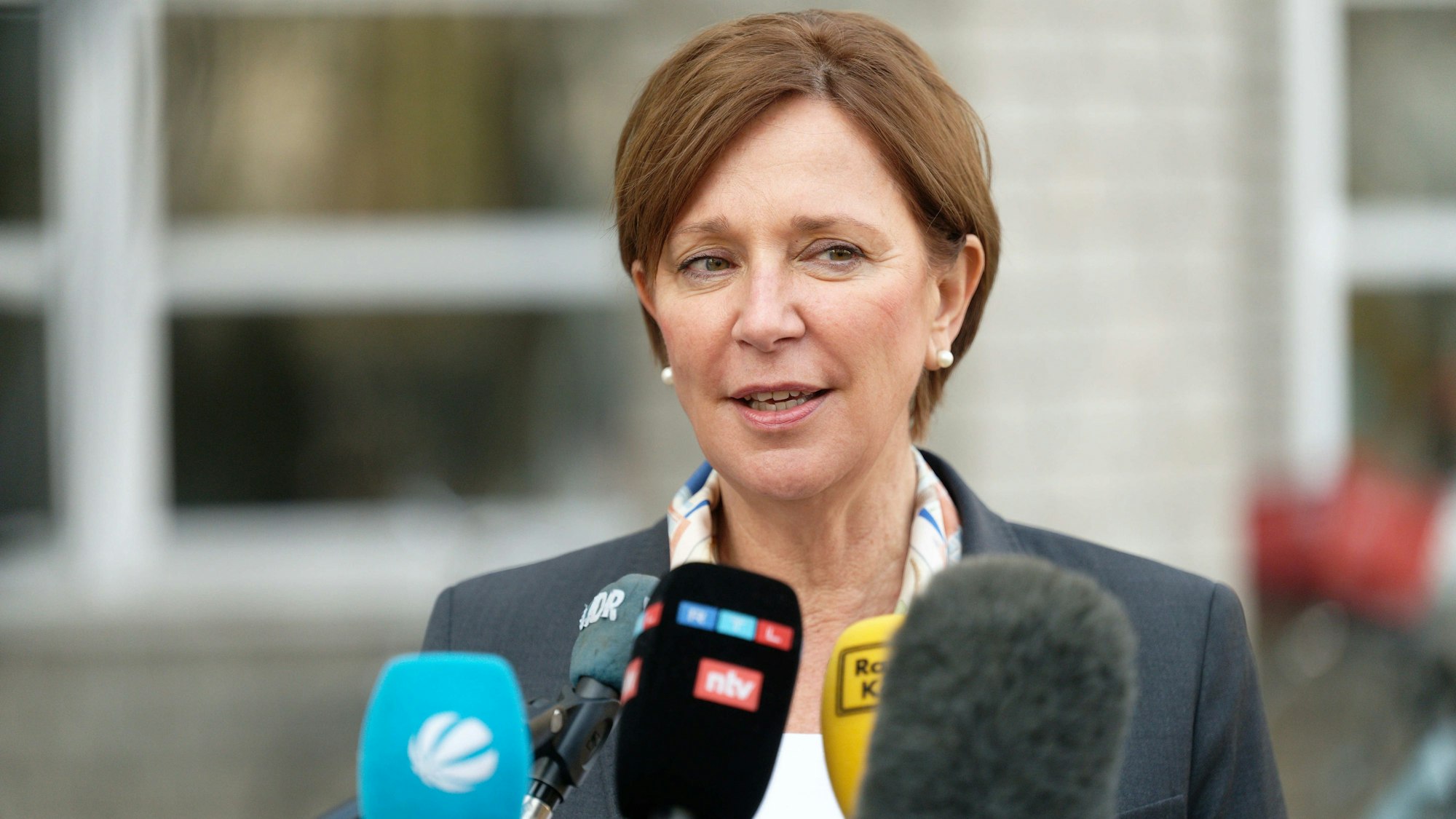 NRW-Schulministerin Yvonne Gebauer gibt en Interview vor Journalistinnen und Journalisten.