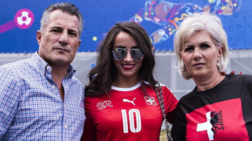 Ragip Xhaka (l.), Leonita (M.), Ehefrau von Granit Xhaka, und Eli Xhaka (r.) am 11. Juni 2016 bei einem Länderspiel der Schweiz.