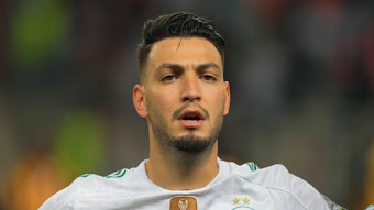 Gladbach-Profi Ramy Bensebaini, hier zu sehen am 16. Januar 2022, hat mit Algerien das Ticket zur Weltmeisterschaft in Katar verpasst. Bensebaini singt die Nationalhymne.