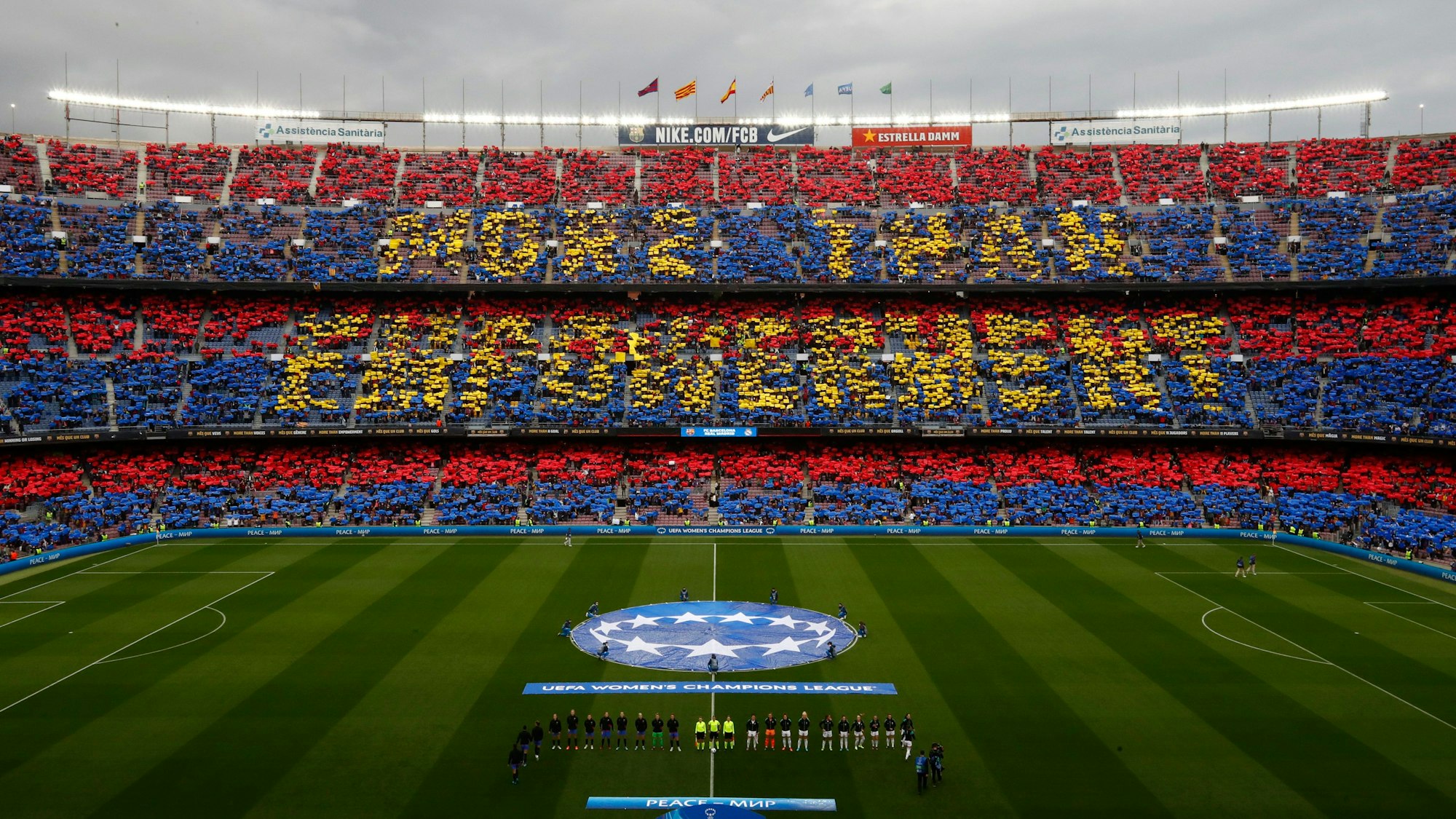Mit einer großen Choreo begrüßten die Fans die Spielerinnen im Rekord-Duell zwischen dem FC Barcelona und Real Madrid im Camp Nou.