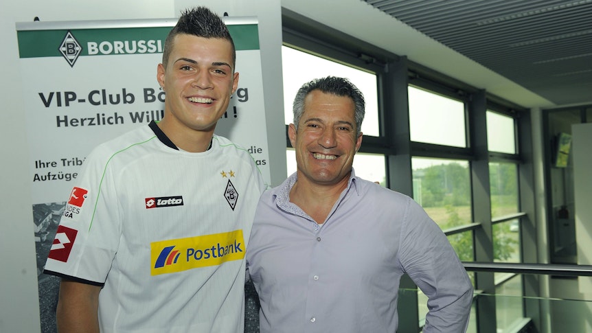 Granit Xhaka (l.) mit seinem Vater Ragip Xhaka (r.) am 21. Mai 2012 im Gladbacher Borussia-Park. Beide lächeln in die Kamera.