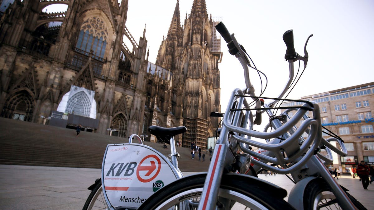 Ein Leihfahrräder der Kölner Verkehrs-Betriebe (KVB) steht am 13.02.2017 in Köln vor dem Dom.