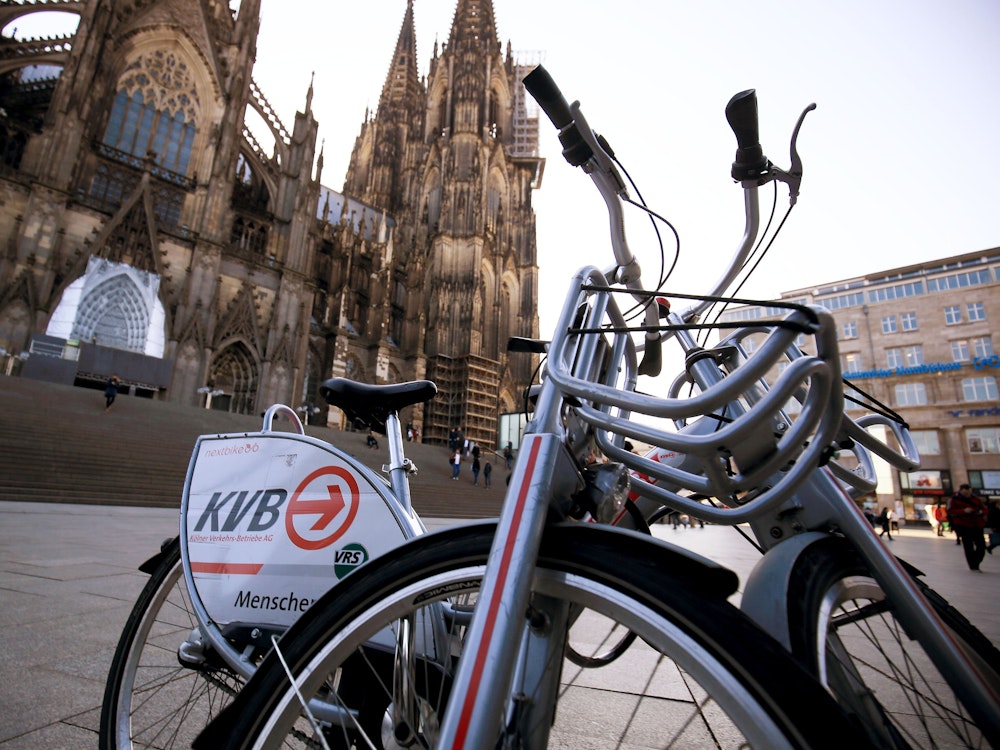 Ein Leihfahrräder der Kölner Verkehrs-Betriebe (KVB) steht am 13.02.2017 in Köln vor dem Dom.