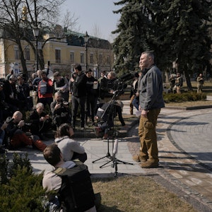 Vitali Klitschko vor Journalisten bei einem Interview in Kyjiw in der Ukraine.