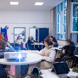 In der 9. Klasse der Gesamtschule in Münster sitzen Schüler und Schülerinnen im Unterricht.