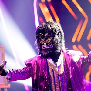 Die Figur „Der Gorilla“ steht in der ProSieben-Show „The Masked Singer“ am 26. März 2022 auf der Bühne.