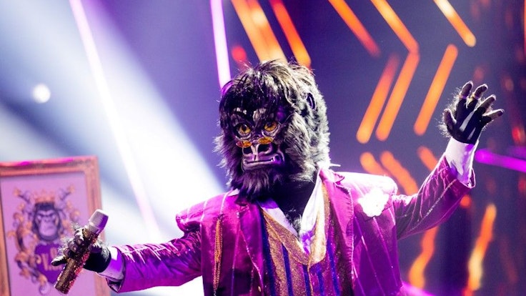 Die Figur „Der Gorilla“ steht in der ProSieben-Show „The Masked Singer“ am 26. März 2022 auf der Bühne.