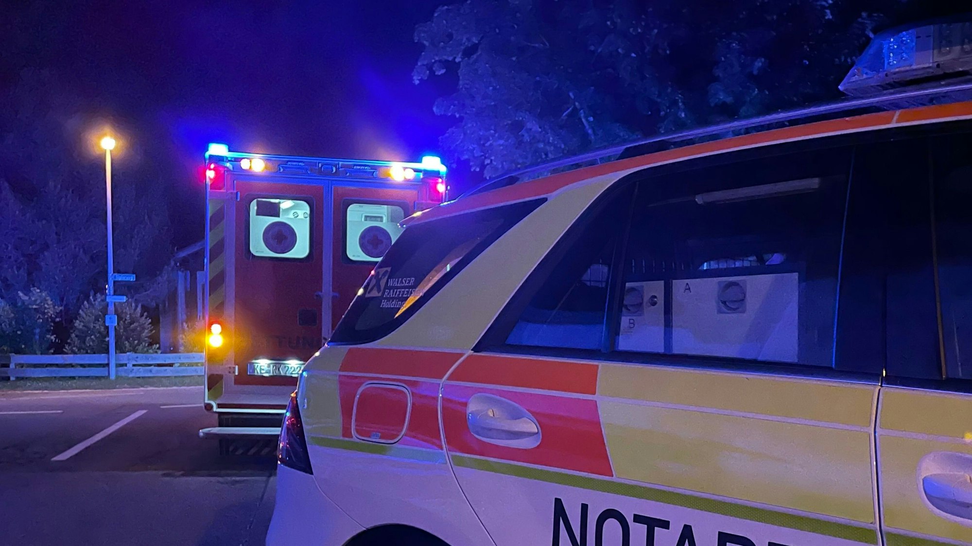 Ein Notarzt-Fahrzeug und ein Rettungswagen in Oberstdorf nahe dem Kleinwalsertal.