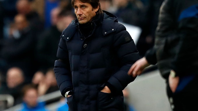 Antonio Conte an der Seitenlinie, mit den Händen in den Jackentaschen.