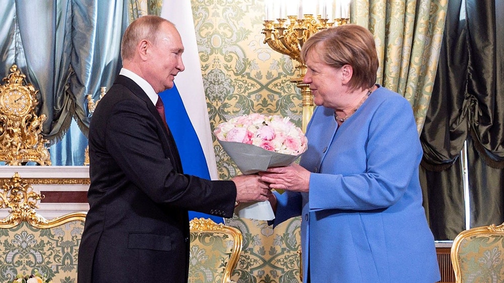International wird die deutsche Energiepolitik massiv kritisiert, nicht nur in den USA, sondern auch in Osteuropa. Unser Archivfoto aus dem Jahr 2021 zeigt die einstige Bundeskanzlerin Angela Merkel (CDU) bei einem Treffen mit Putin im Kreml. Auch ihre Politik steht im Fokus der Kritik.