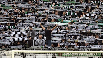 Fans in der Nordkurve im Gladbacher Borussia-Park am 20. November 2021. Die Gladbach-Fans halten ihre Schals hoch.