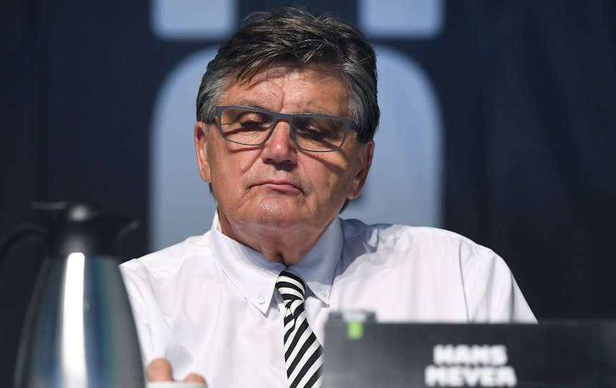 Hans Meyer, Präsidiumsmitglied von Borussia Mönchengladbach, hier zu sehen bei der Mitgliederversammlung am 10. August 2021 im Borussia-Park. Meyer schaut nach unten.