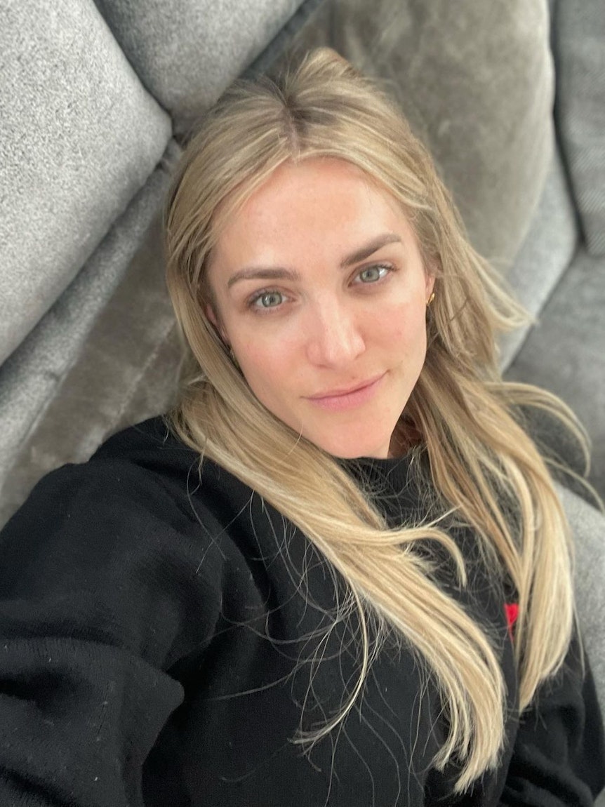 RTL-Sportmoderatorin Anna Kraft posiert für ein Selfie auf der Couch