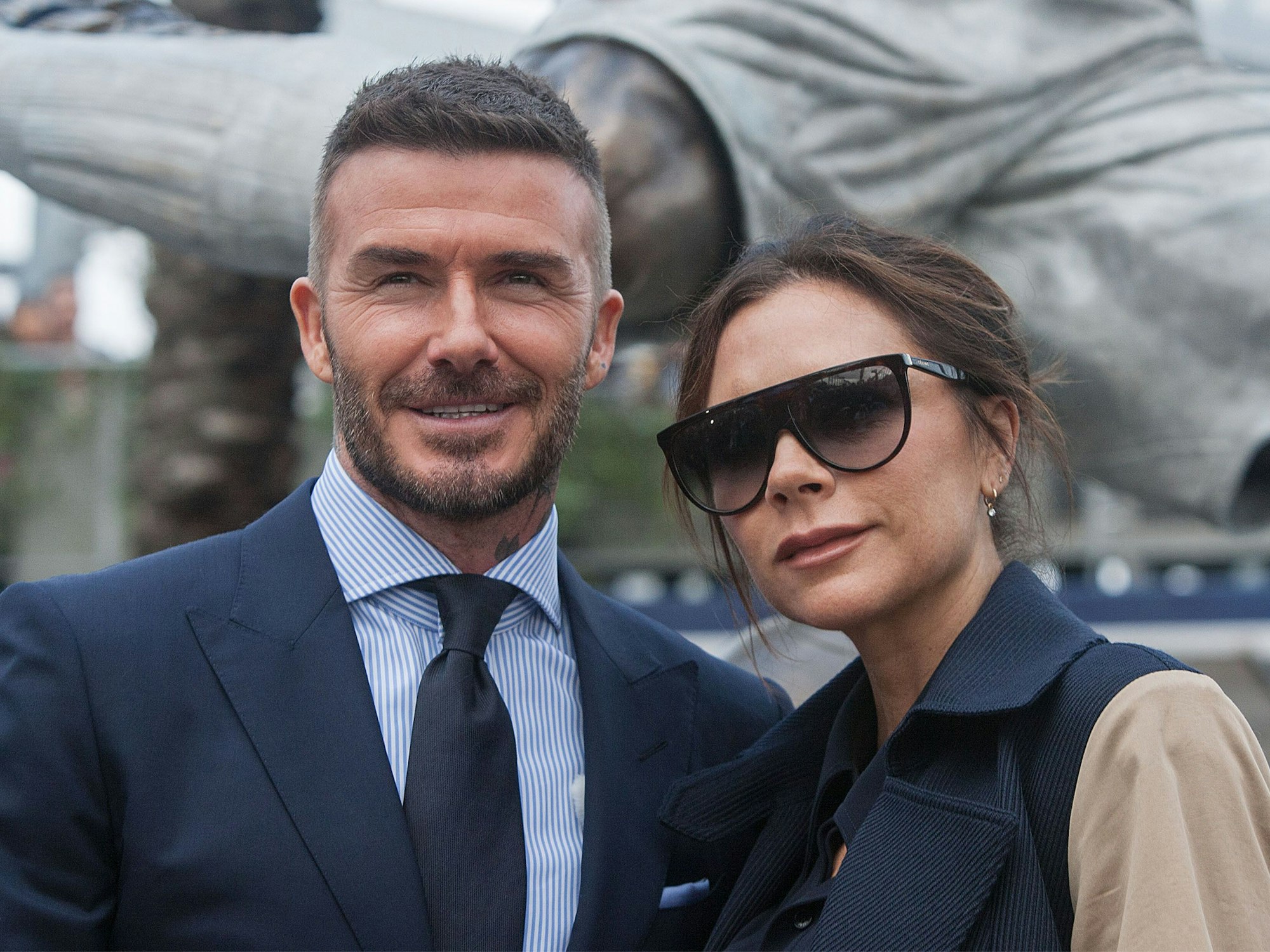 David Beckham, ehemaliger britischer Fußballspieler, und seine Frau Victoria Beckham, Designerin, während der Enthüllungszeremonie einer von Davids Statuen im „Dignity Health Sports Park“ der LA Galaxy.