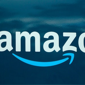 Das Logo von Amazon auf einem Lieferwagen in Boston.