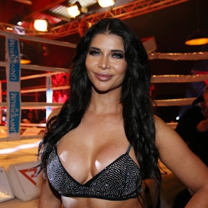 Micaela Schäfer posiert in Hamburg bei der Boxing Universum Boxpromotion, Boxgala.