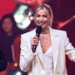 Die Moderatorin Lena Gercke steht beim Finale der Castingshow „The Voice of Germany 2021″ auf der Bühne.