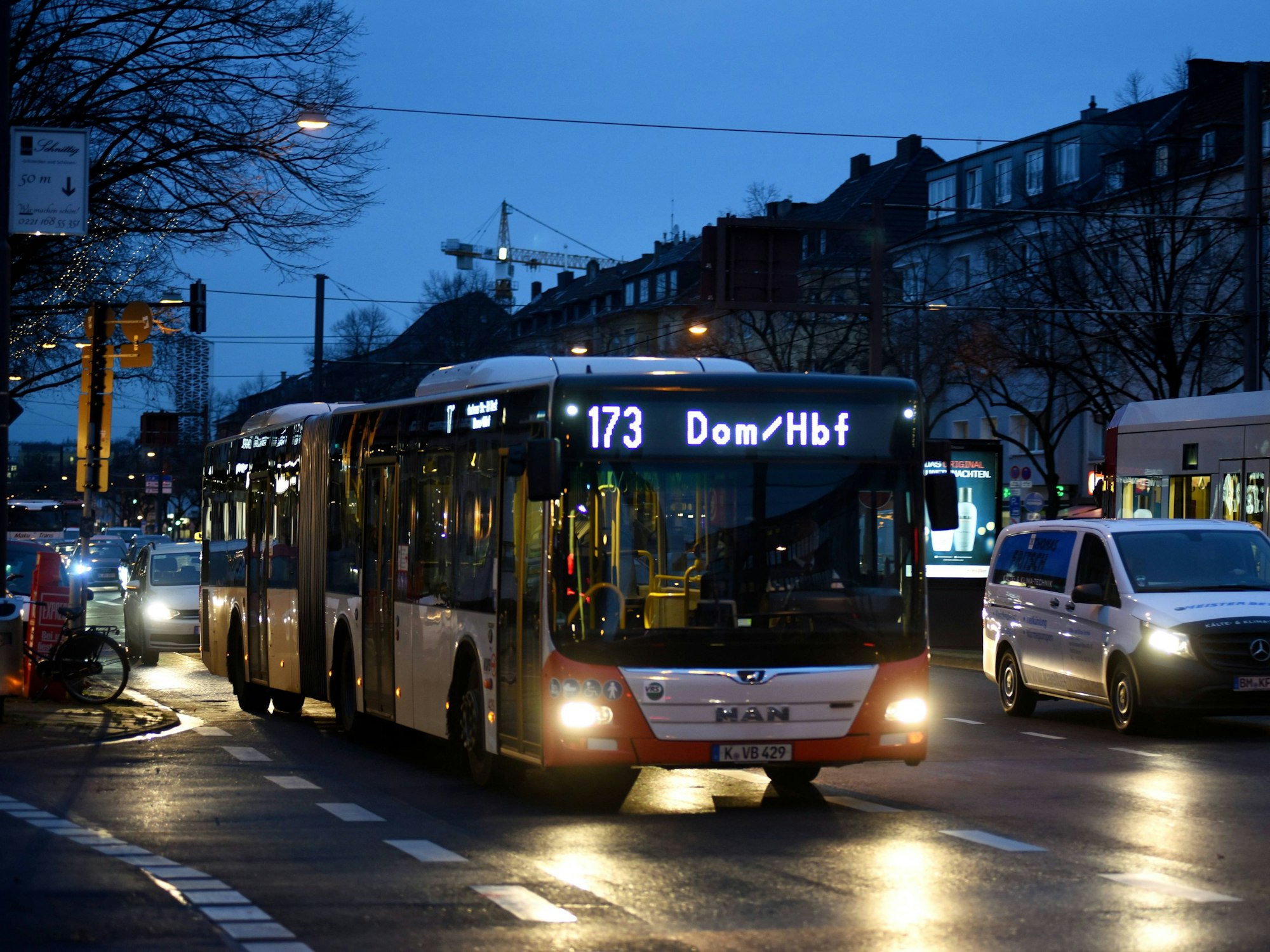 Die KVB-Linie 173 fährt in den frühen Morgenstunden im Berufsverkehr.