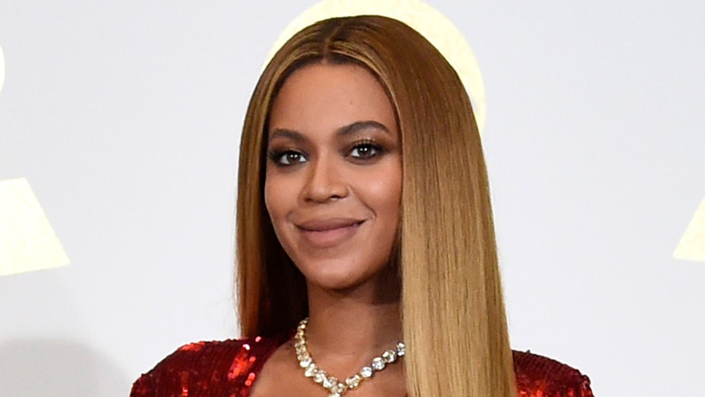 Sängerin Beyoncé bei der 59. Grammy-Verleihung. Beyoncé hat Details über die schwierige Geburt ihrer Zwillinge vor gut einem Jahr öffentlich gemacht.