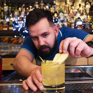 Ein Bartender mixt einen Drink in einer Bar in Kyjiw.