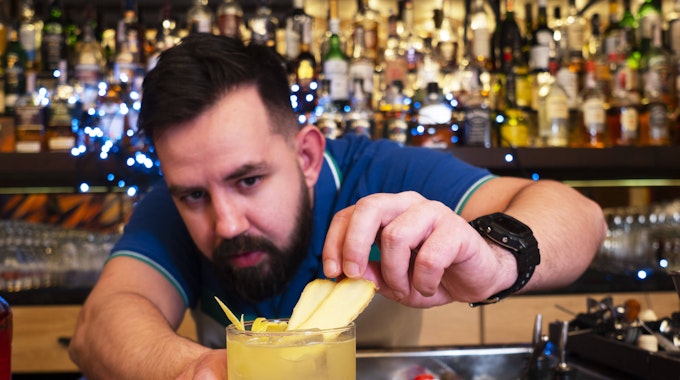Ein Bartender mixt einen Drink in einer Bar in Kyjiw.
