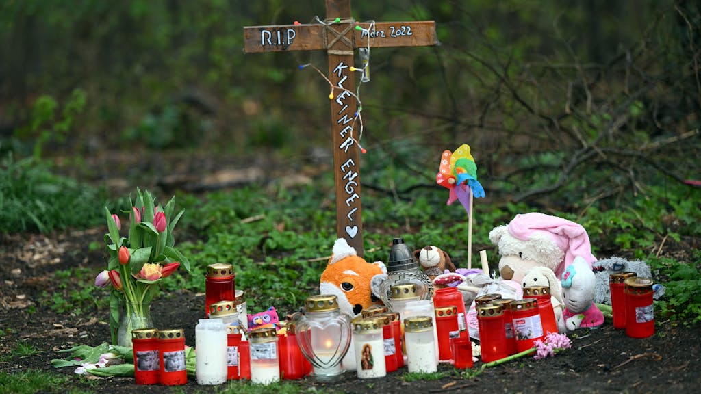 Kerzen und Stofftiere stehen an der Fundstelle eines getöteten neugeborenen Babys.&nbsp;
