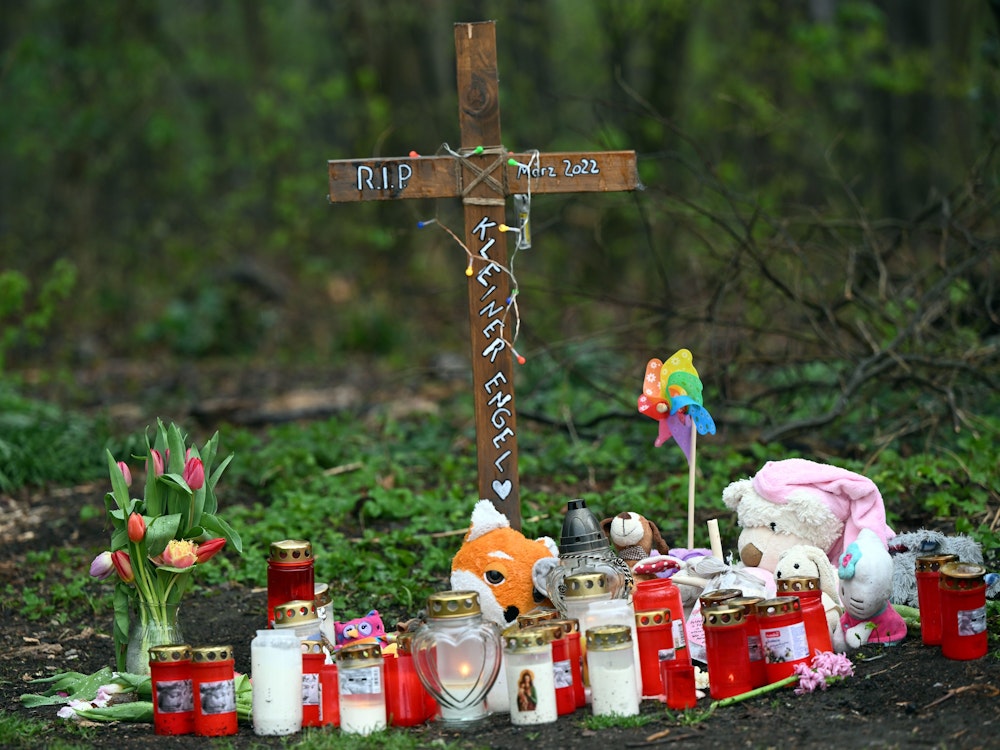 Kerzen und Stofftiere stehen an der Fundstelle eines getöteten neugeborenen Babys.