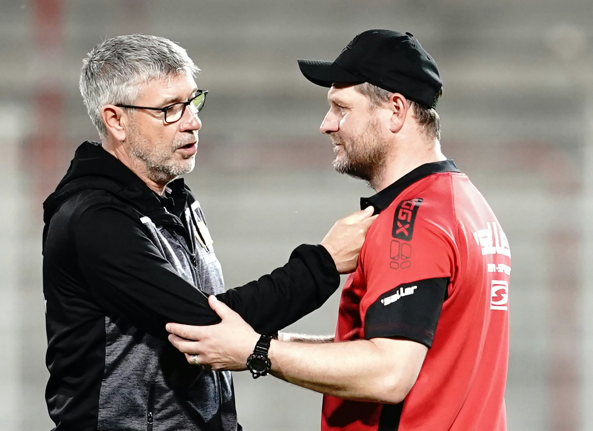 Berlins Trainer Urs Fischer und Paderborns Trainer Steffen Baumgart (r.) unterhalten sich nach dem Spiel.