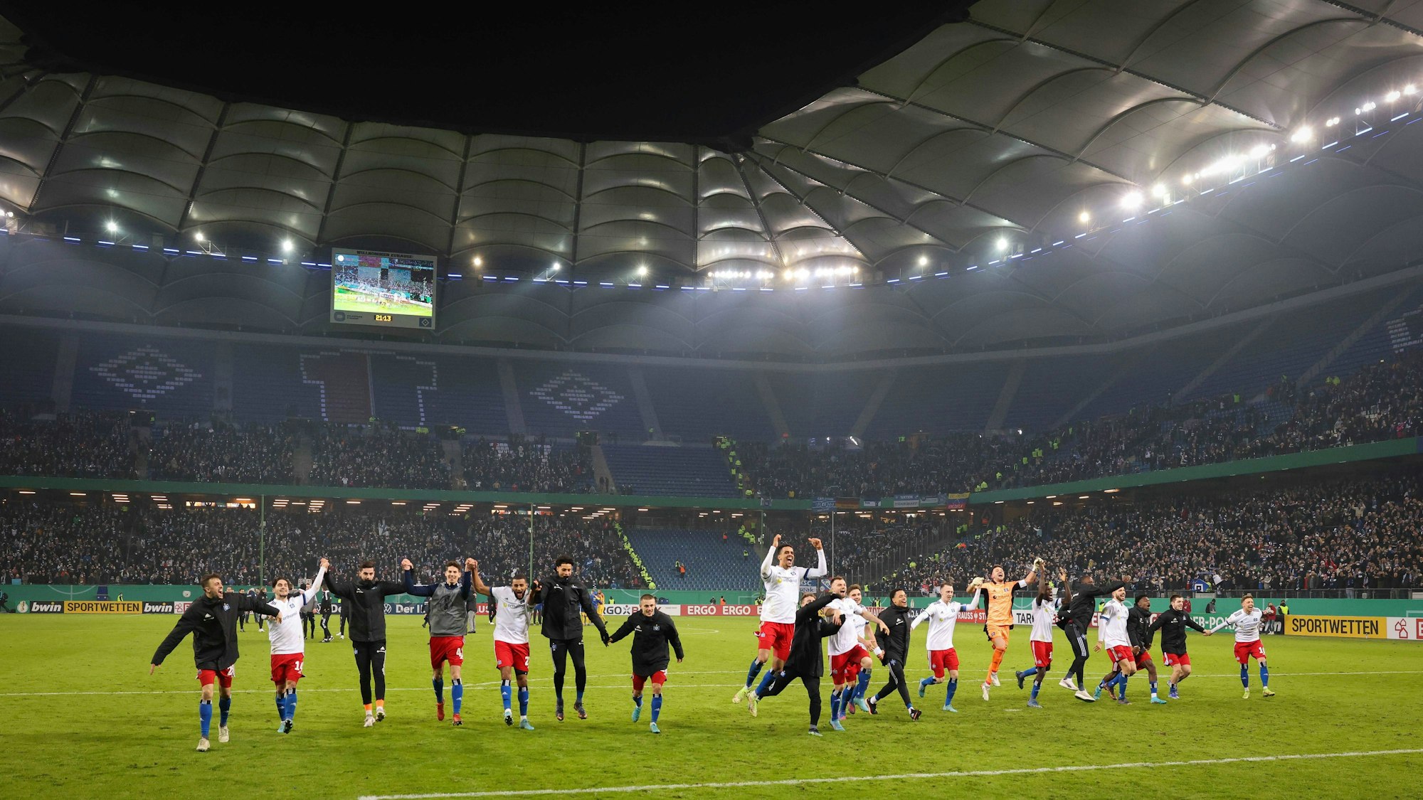 Die Spieler des HSV jubeln nach dem Sieg gegen den Karlsruher SC im DFB-Pokal.