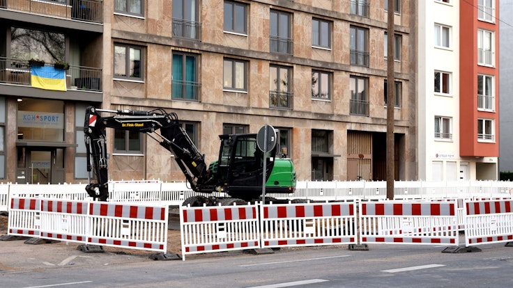 Ein Bagger steht hinter einer Absperrung. Bei Bauarbeiten in Köln-Bayenthal wurde in Köln eine Weltkriegsbombe gefunden. Der genaue Fundort liegt im Bereich Bonner Straße/Annastraße.