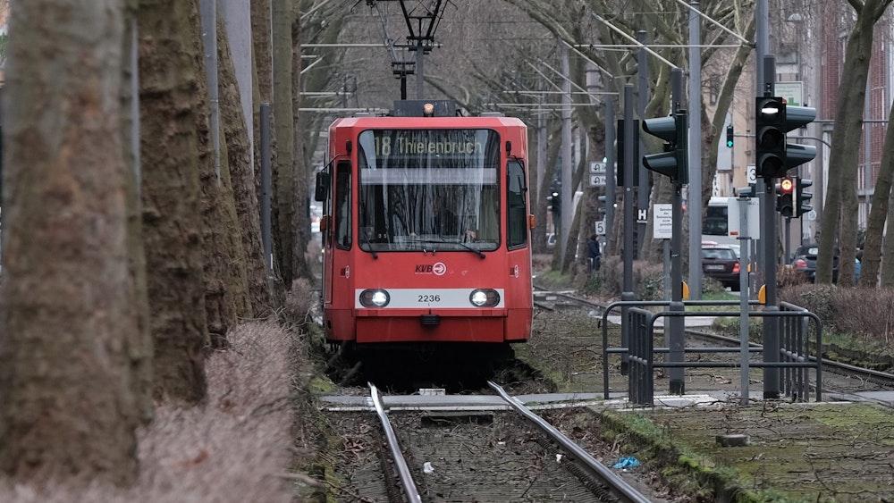 Eine Stadtbahn der KVB-Linie 18 fährt am 9. Februar 2022 durch Köln. Die KVB müssen 33 Hochflurfahrzeuge aus dem Betrieb nehmen.