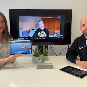 doQtor-Gründer Benjamin Schwarz und seine Mitarbeiterin Emily Herter zusammen mit Yuliia Duliepa auf dem Bildschirm.