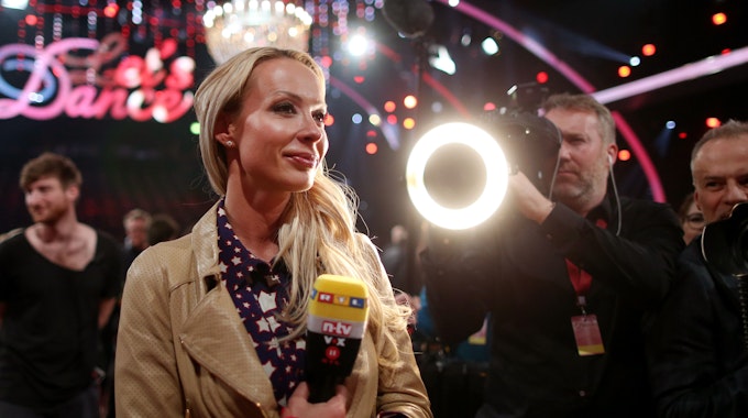 Cora Schumacher ist am 17.04.2015 im Coloneum in Köln im Anschluss an die RTL-Tanzshow „Let's Dance “als Reporterin unterwegs.