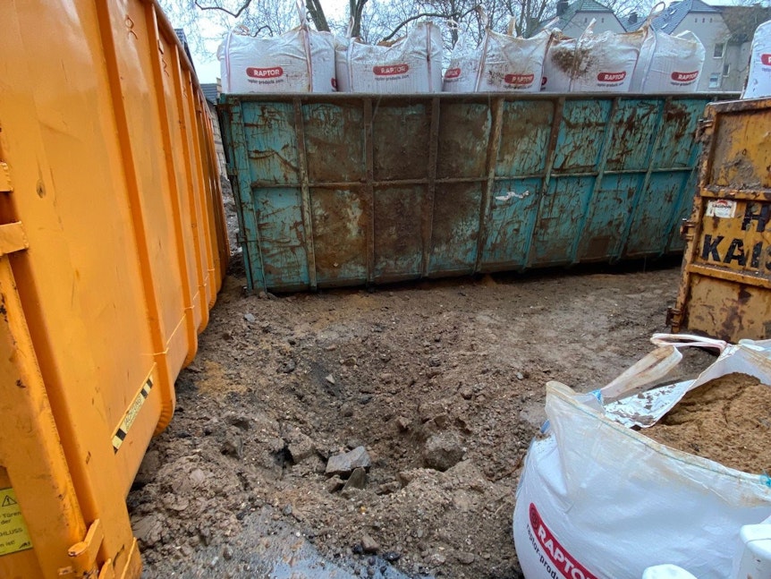 Container mit Sand umschließen die Stelle, an der die Bombe gesprengt wurde.