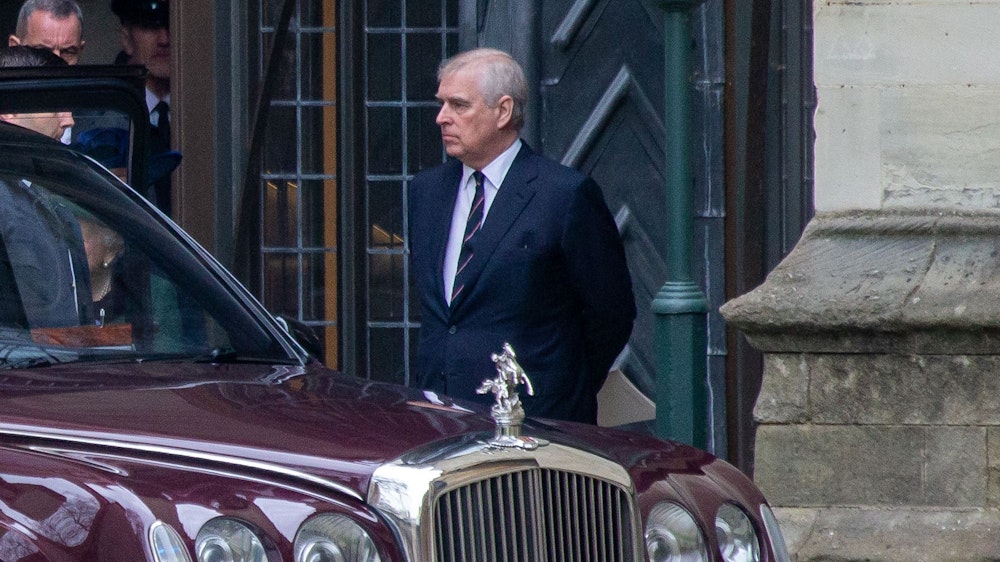 Prinz Andrew verlässt Westminster Abbey nach einem Gedenkgottesdienst für Prinz Philip. Der Ehemann von Queen Elizabeth II. starb am 9. April 2021.