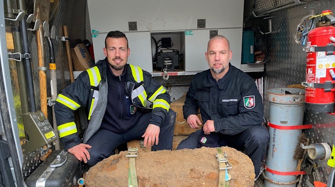 Die Experten des Kampfmittelräumdienstes der Bezirksregierung Düsseldorf Stefan Höreth (36) und Christoph Wassenberg (41) mit der britischen Fünf-Zentner-Bombe.