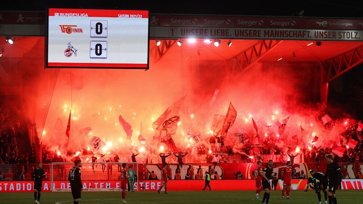Fans des 1. FC Köln zünden Pyrotechnik im Stadion.