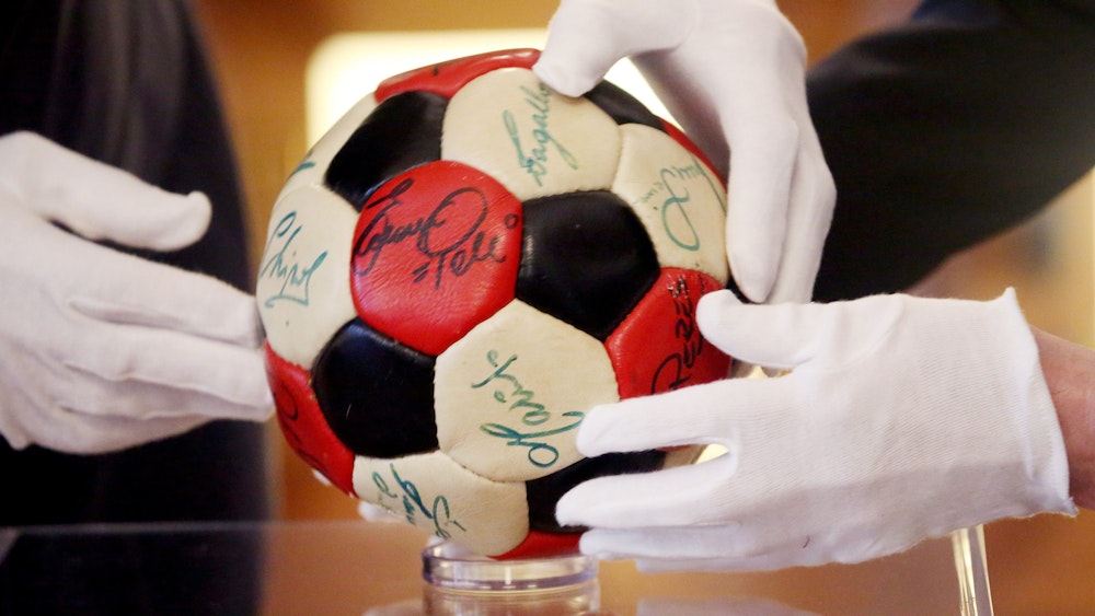 Ein von den Spielern unterschriebener WM-Fußball der brasilianischen Nationalmannschaft von 1974 wird in der Villa Hügel präsentiert