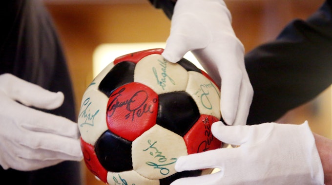 Ein von den Spielern unterschriebener WM-Fußball der brasilianischen Nationalmannschaft von 1974 wird in der Villa Hügel präsentiert
