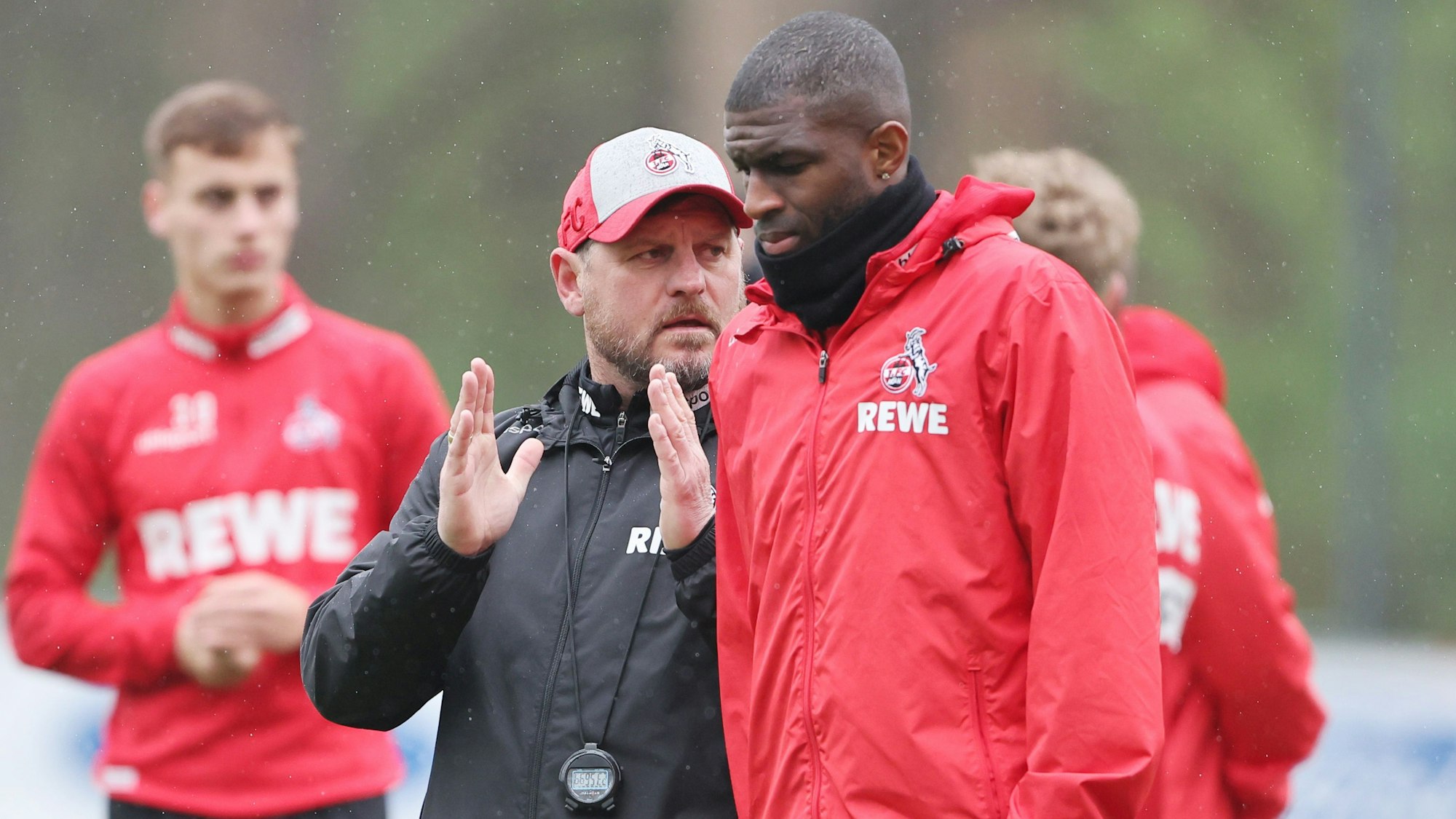 Anthony Modeste steht im Training des 1. FC Köln noch auf dem Rasen. 
