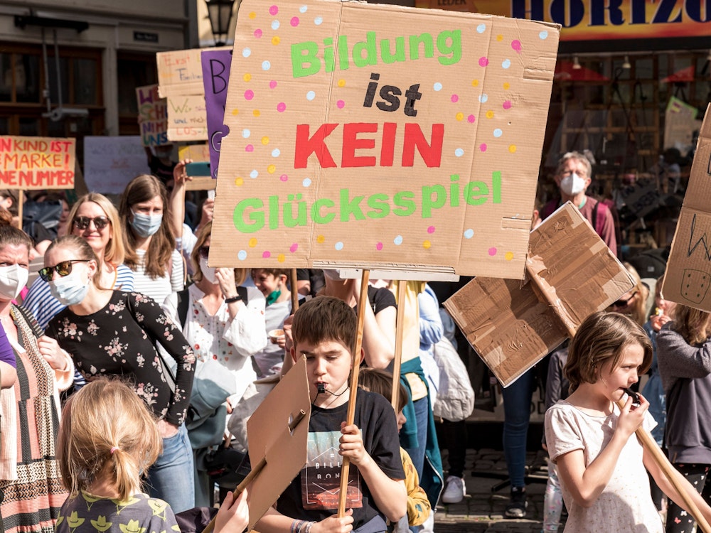 Demonstration von Eltern und Kindern vor dem historischen Rathaus zu Köln auf dem Alter Markt in der Kölner Altstadt.